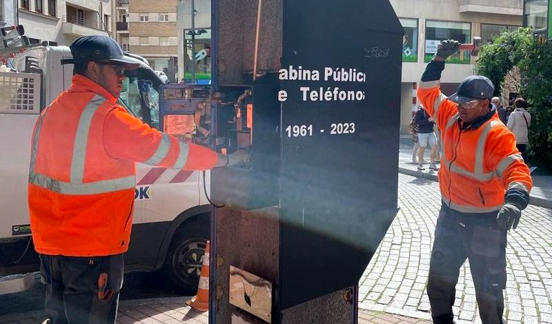 Así fue el desmontaje de la última cabina telefónica del Barrio del Oeste