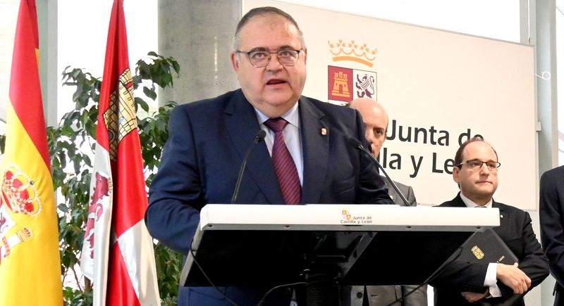 Vázquez afirma que el contrato de transporte sanitario se completará progresivamente 