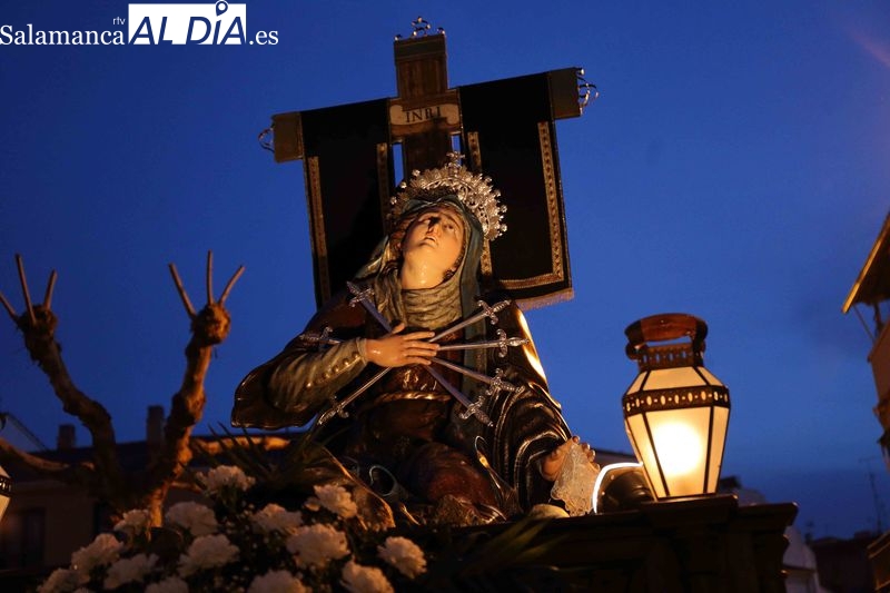 Procesión del Via Crucis con la Virgen de los Dolores