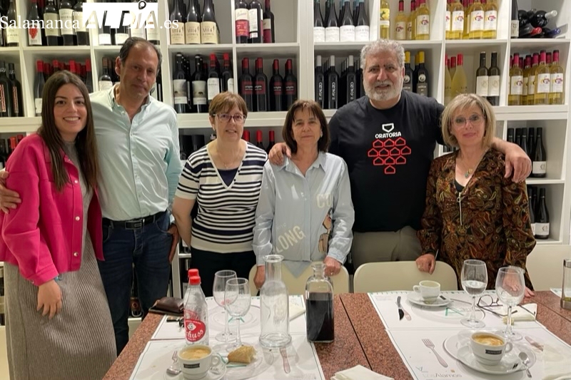 Sonrisas, cercanía y gastronomía protagonizan la original visita del conocido actor Javivi a la ciudad