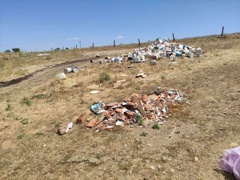 Los vecinos de Tejares, cansados: No somos el cubo de la basura de nadie