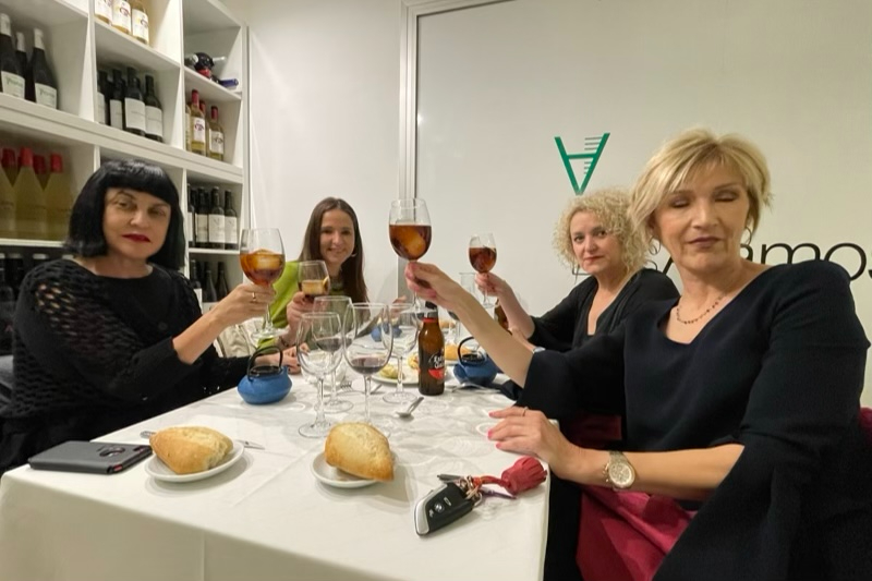 La diseñadora Feli Campo disfruta de un esperado encuentro y la buena gastronomía peñarandina en Los Álamos Gastrolab