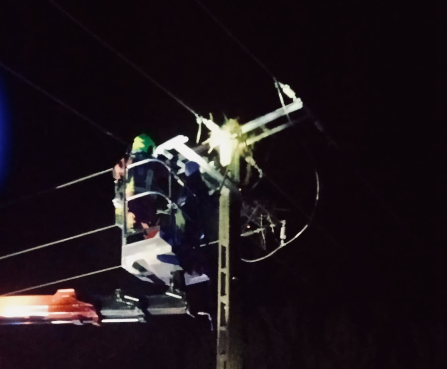Llamativa actuación de los Bomberos de Peñaranda en la extinción de un fuego generado en una torre de alta tensión en Villoria