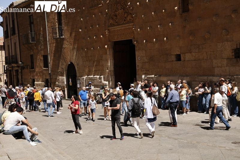 El centro de Salamanca se llena por el puente 