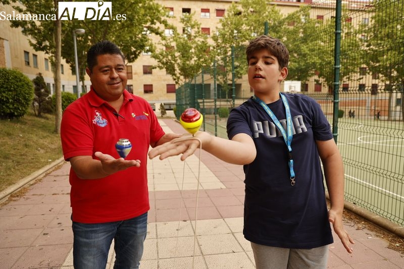 El campeón mexicano de peonza, Agustín Serrano, muestra sus mejores trucos en la plaza de Burgos