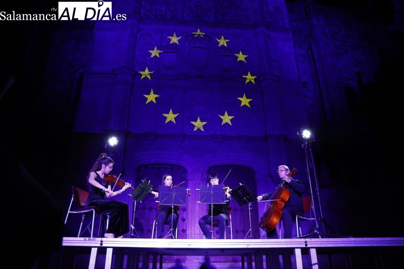 El espectáculo Salamanca ilumina Europa llena de luz la fachada de la Universidad