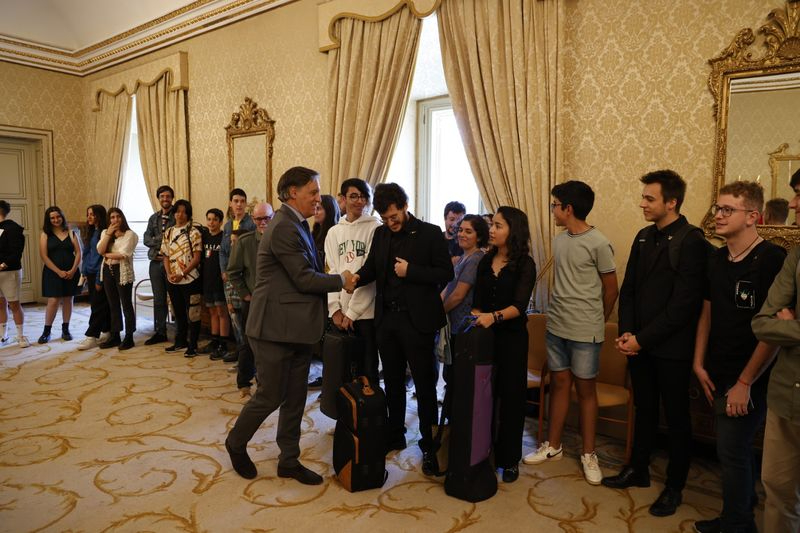 La Joven Orquesta Sinfónica Ciudad de Salamanca es recibida en el Ayuntamiento por García Carbayo