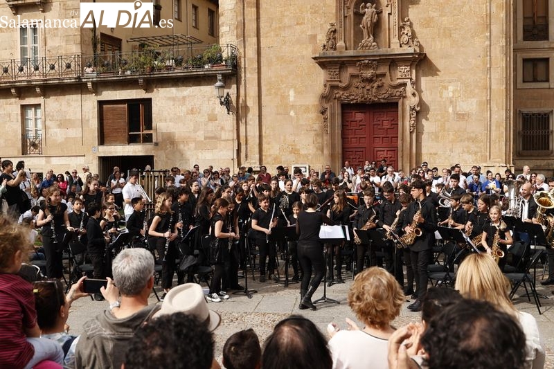 Más de 300 alumnos de conservatorios de Castilla y León llenan de música las calles salmantinas