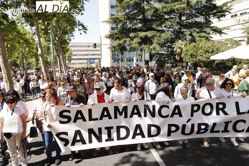 La Marea Blanca vuelve a pisar las calles para reivindicarse