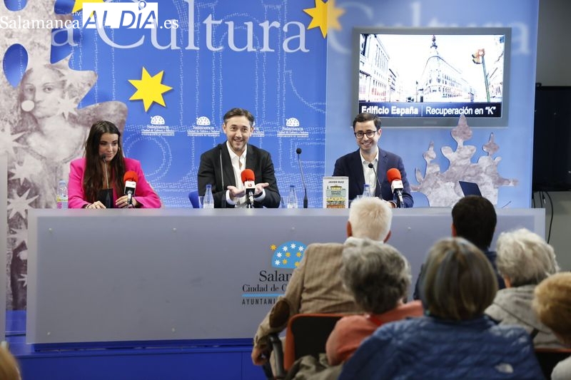 La Sala de la Palabra del Liceo se llena para ver la presentación del libro del periodista Javier Ruiz
