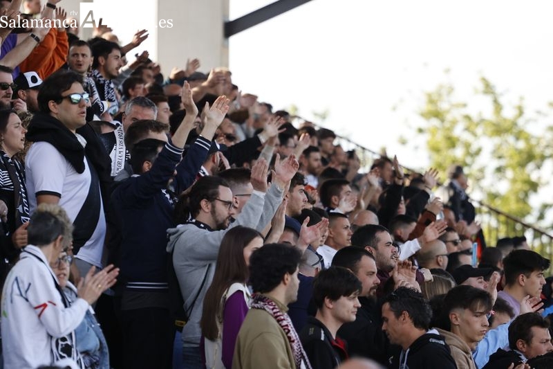 La hinchada de Unionistas se despide del Reina Sofía esta temporada