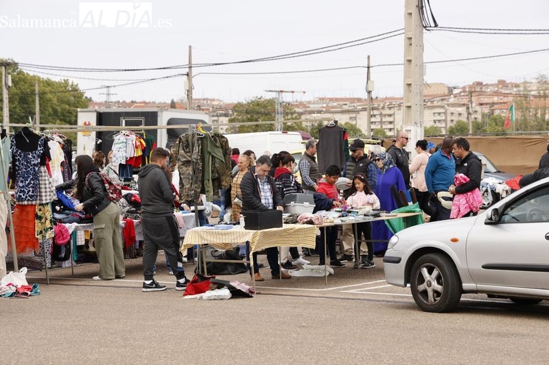 Buen ambiente en el rastro y la ribera del Tormes 