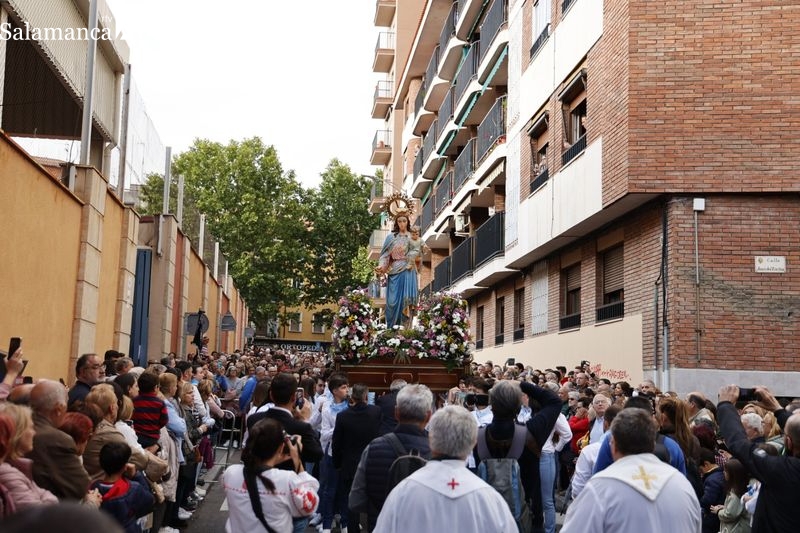 María Auxiliadora procesiona para comenzar las fiestas en su honor