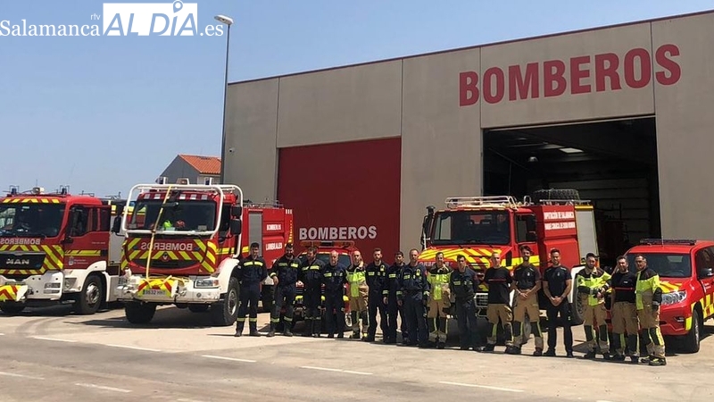 Bomberos de los Parques de Villares, Vitigudino, Lumbrales y Ciudad Rodrigo luchan contra el fuego en Las Hurdes
