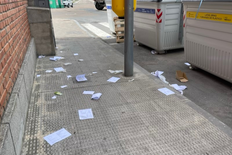 Aparece numerosa documentación veterinaria con datos personales junto a los contenedores de Arapiles 