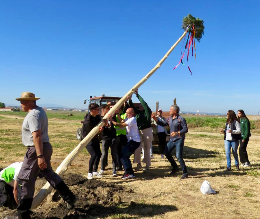 Los Quintos de 2004 de Villoruela cumplen con su festiva tradición