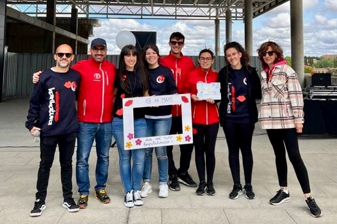 Besos y canciones con apoyo peñarandino a la puerta del Hospital de Salamanca