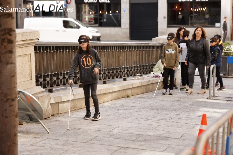 Escolares salmantinos comprueban las dificultades de las personas con discapacidad visual