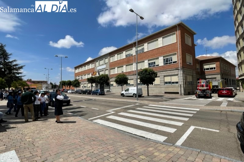 Bomberos y Policía participan en un simulacro en el colegio La Encarnación
