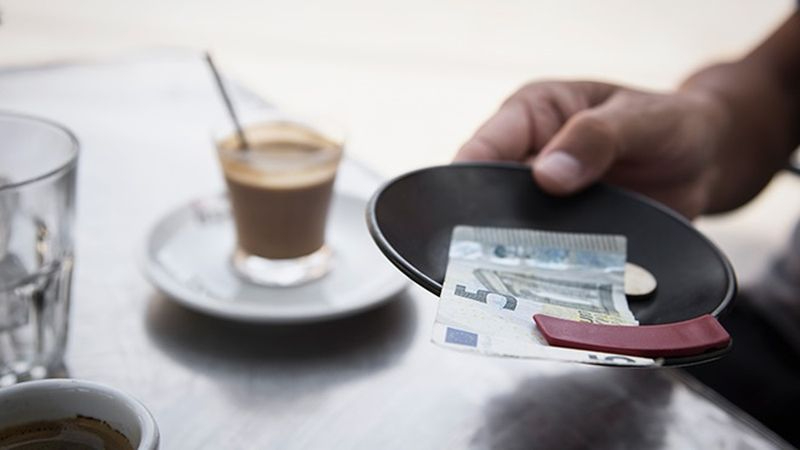 Cuidado con lo que no deben cobrarte en bares y restaurantes