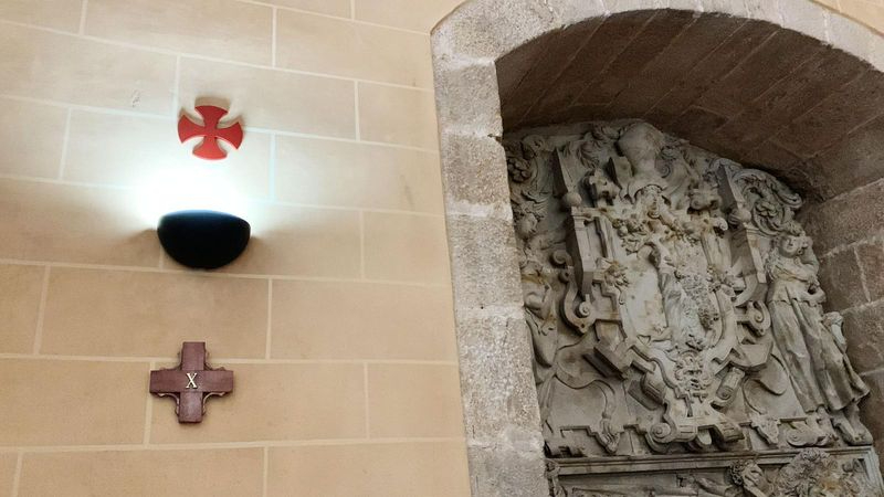 La Iglesia de la Anunciación recupera sus 12 cruces consagradas 