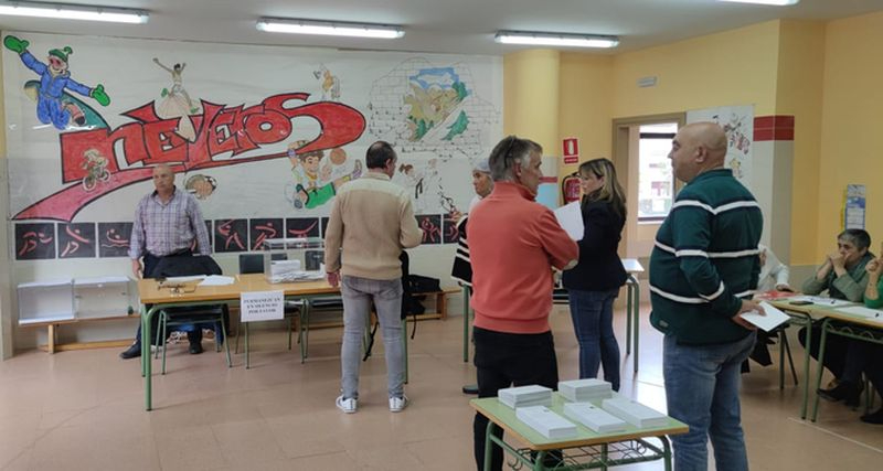 Paralizada una mesa electoral en Candelario por un problema con la presidencia