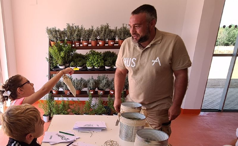 ¿Te atreves a descubrir las plantas con el olfato, el gusto y el tacto?