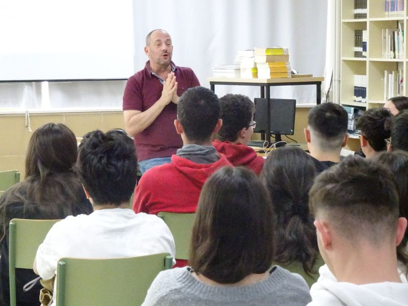 El psicólogo Alejandro Shujman visita los institutos de Santa Marta para hablar sobre bienestar y salud