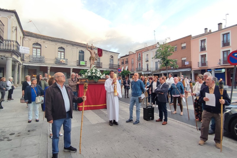 Decenas de fieles participan en el Vía Lucis organizado por la Hermandad de Cofradías