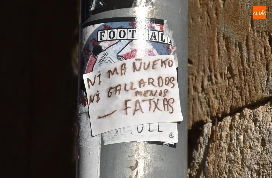 1Foto: Pegatinas ‘caseras’ contra los responsables de la Junta