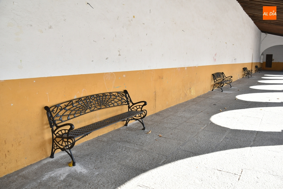 Instalados bancos en los soportales de la Plazuela del Buen Alcalde, que ya pide una mano de pintura