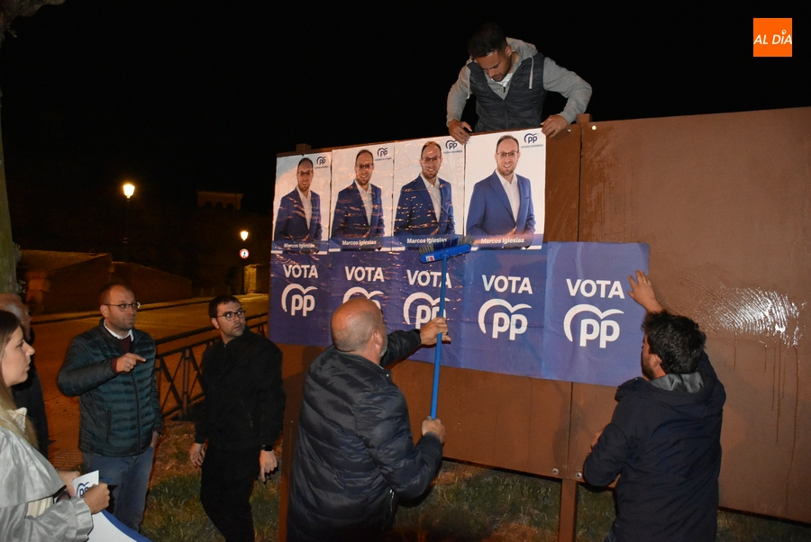Todos los partidos que se presentan en Ciudad Rodrigo salen a pegar carteles para abrir la campaña
