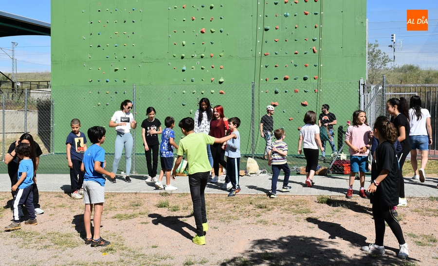 Una veintena de niños toma parte en la gymkana del Club de Escalada y Montaña