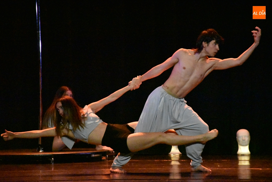 Las ‘Miradas en Blanco’ de la Joven Compañía de Danza de CyL sorprenden a escolares mirobrigenses