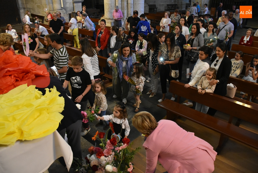 Los niños ofrecen a la Virgen María ‘la flor de sus vidas’