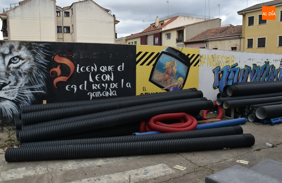Quejas por el prolongado corte de la calle Caños para usarla como almacén callejero de material