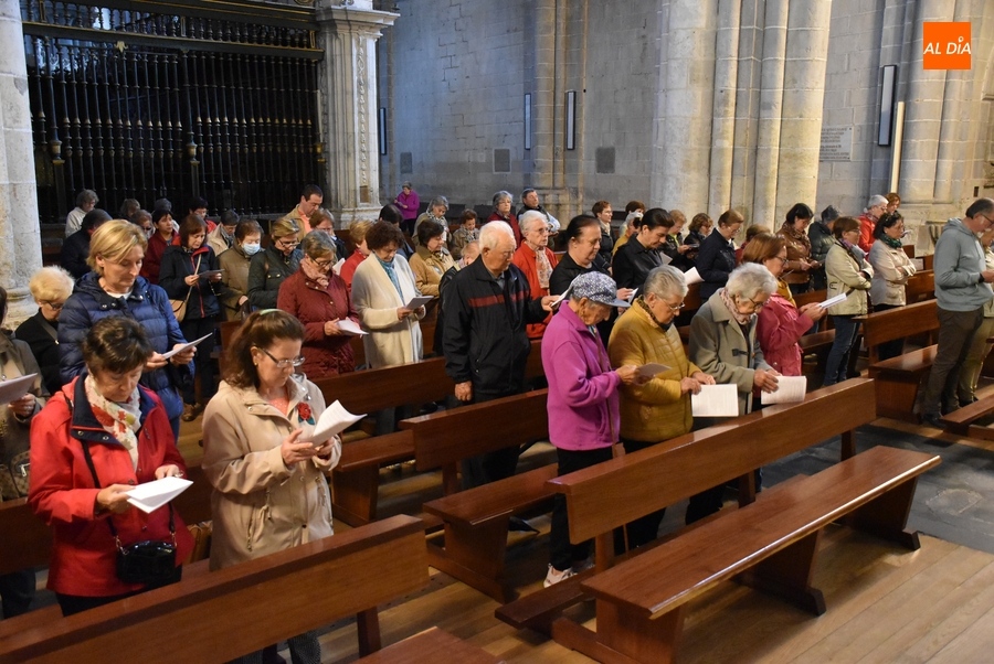 Un centenar de fieles de Ciudad Rodrigo madrugan para rezar el Rosario de la Aurora