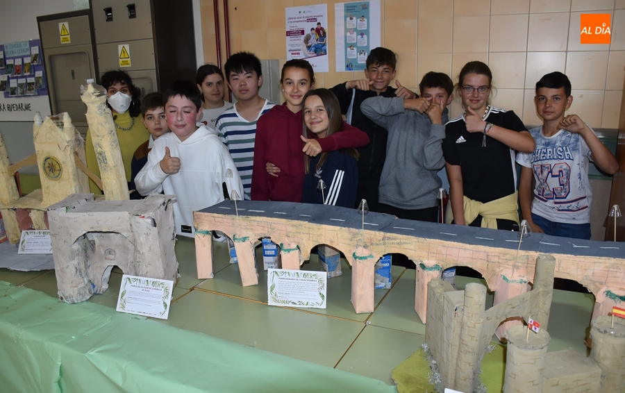 Alumnos del IES Tierra recrean con materiales reciclados monumentos de Castilla y León