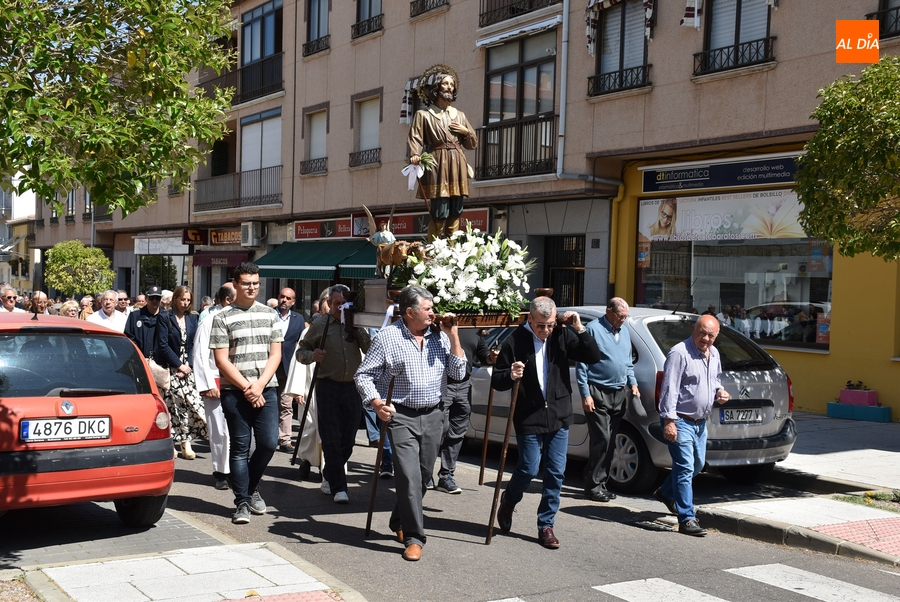 San Isidro logra llegar por una ruta alternativa a la Glorieta del Árbol Gordo para bendecir los campos