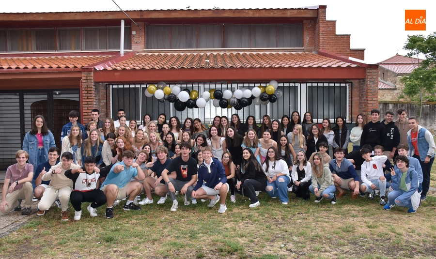 Los jóvenes de Tennessee se empapan de la música y gastronomía españolas en el IES Fray Diego