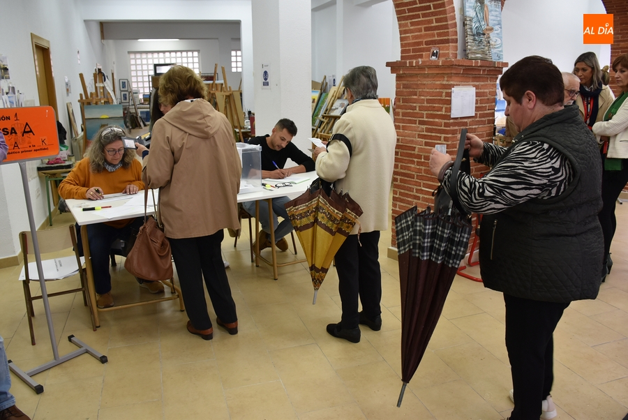 Los partidos muestran su ilusión en una mañana sin incidencias pero pasada por agua