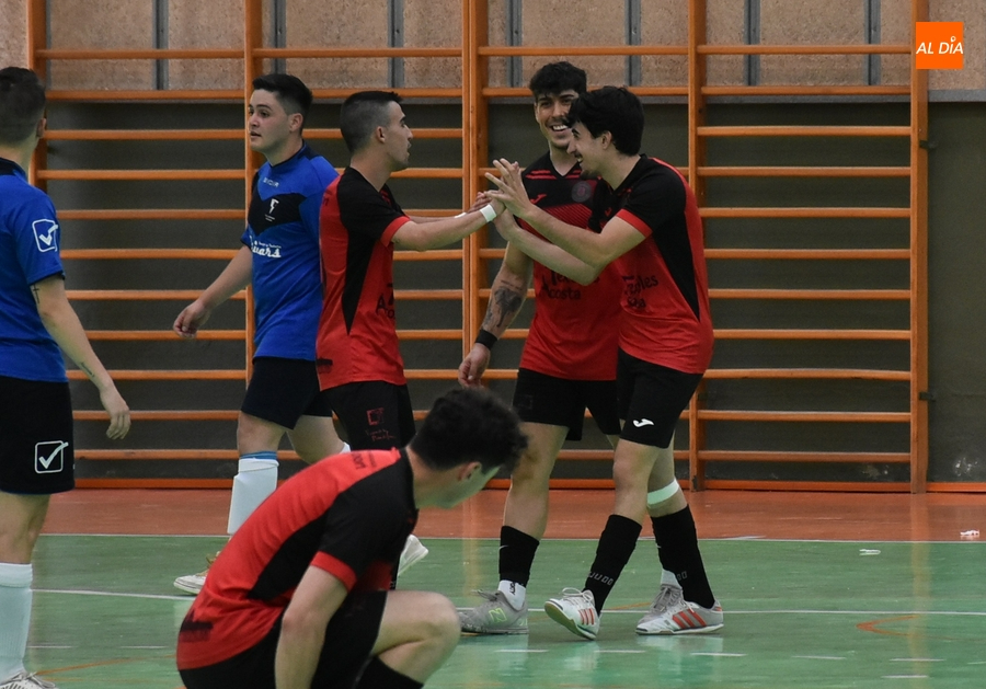 El III Senior arranca con victoria su tríptico final y se despega de Alhambra