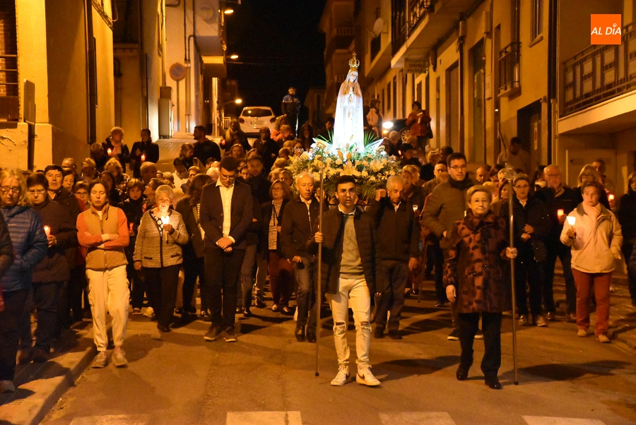 ‘La madre de todas las madres’ procesiona entre las velas en una fresca noche 