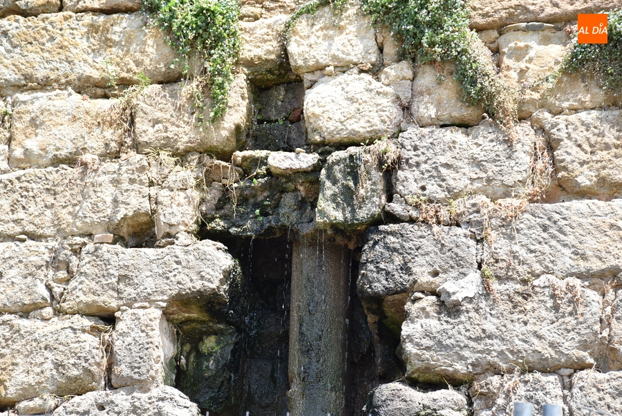 La intervención de emergencia deja visibles las filtraciones de agua junto a la Cuesta de Santiago