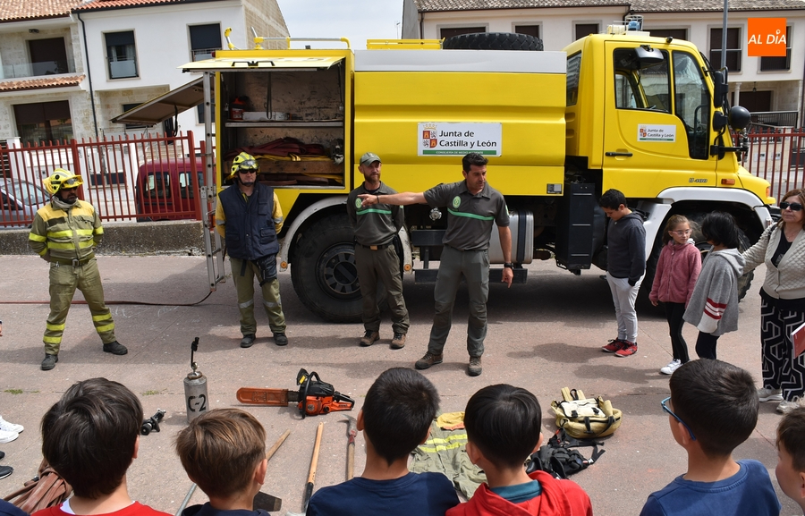 Agentes medioambientales enseñan a escolares de Primaria cómo es su trabajo