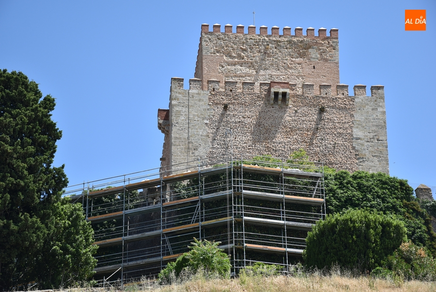 Comienza la retirada por motivos de seguridad de toda la hiedra del Parador