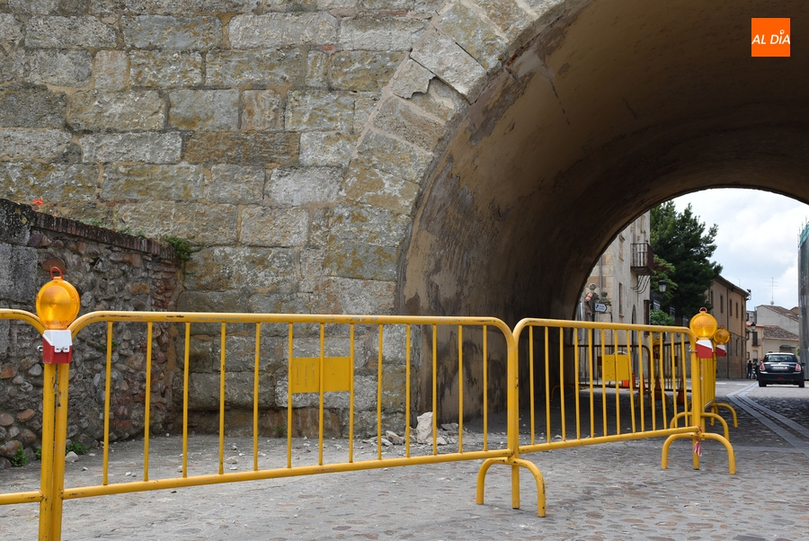 Un camión impacta contra la bóveda de las Puertas de Amayuelas desprendiendo varios trozos de dovelas