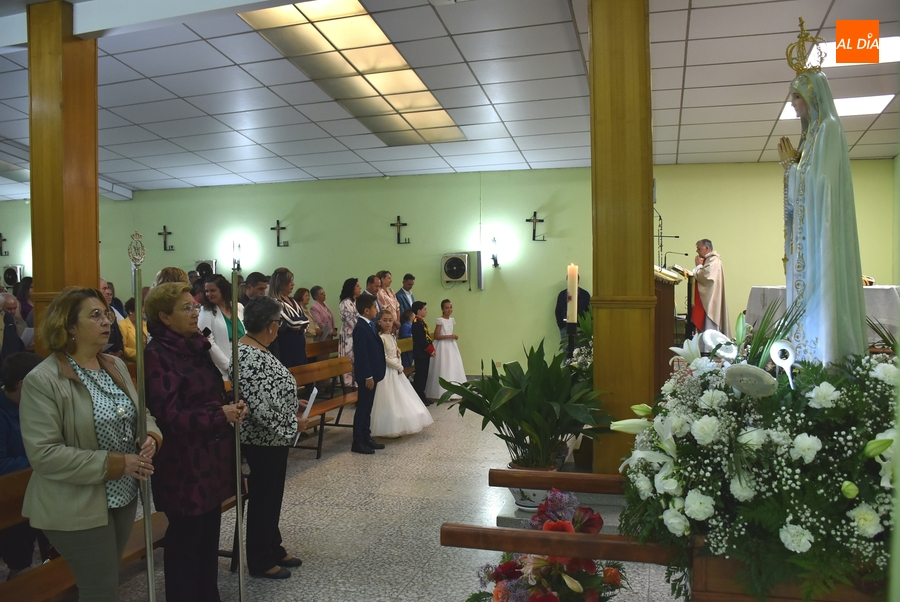 Cuatro niños reciben la Primera Comunión coincidiendo con el día grande de la Virgen de Fátima
