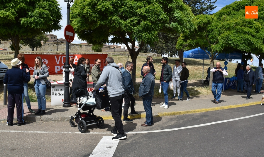 PP y PSOE suman sus puestos electorales al mercadillo sabatino