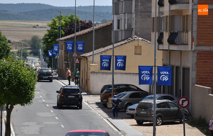 El PP coloca banderolas en las farolas de varias avenidas